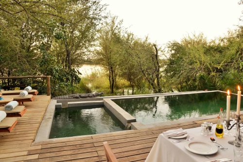 chobe bakwena lodge diner onder de sterren.jpg