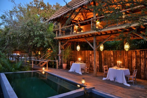 chobe bakwena lodge buiten dineren.jpg