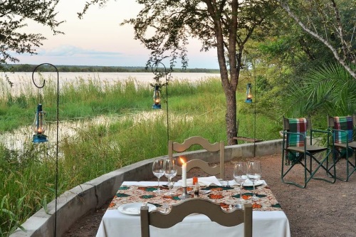 chobe bakwena lodge eten met uitzicht over rivier.jpg