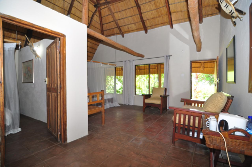 ngala beach lodge chalet binnen.png