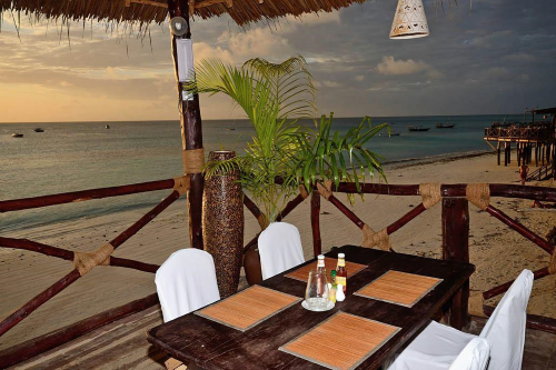 zanzibar ocean view hotel buiten eten.png