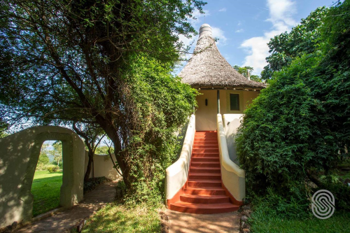 lake manyara serena safari lodge kamer buitenkant.png