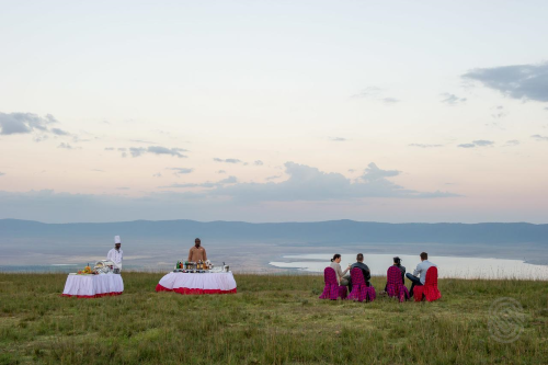 ngorongoro serena safari lodge sundowner in de bush.png