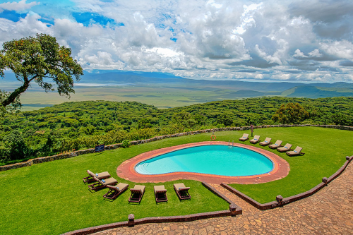 ngorongoro sopa lodge zwembad met uitzicht.png