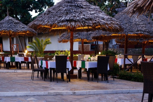 karafuu beach resort en spa restaurant buiten eten.png