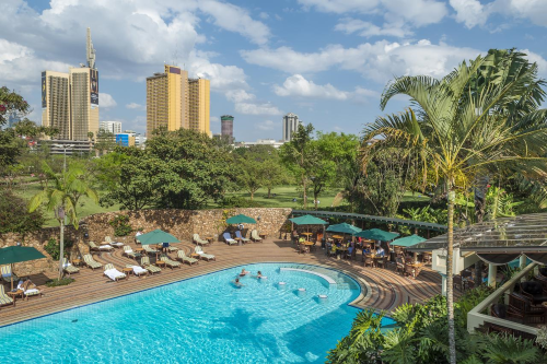 nairobi serena hotel tuin met zwembad.png