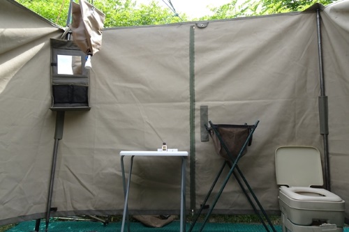 south gate moremi camp sanitaire voorziening tent met douche.jpg