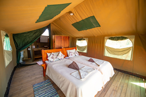 elephant pools lodge tent van binnen.png