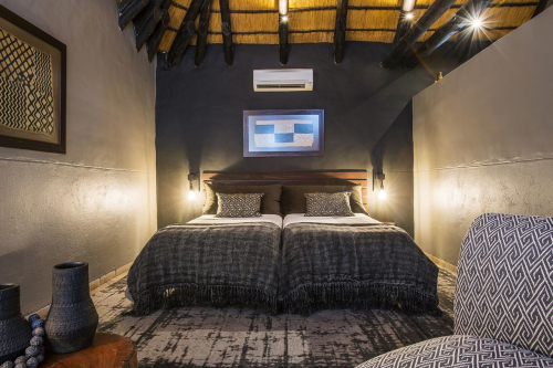 ai aiba lodge huisjes kamer bed.png