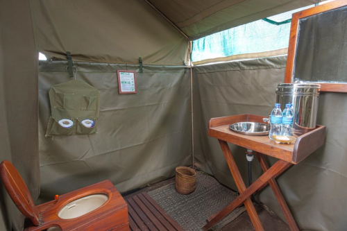 kananga special tented camp badkamer.png