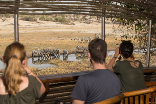 leroo la tau uitzicht op droge rivier vanuit de schuilplaats.png