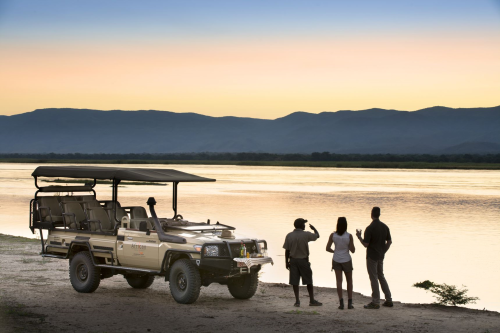 nyamatusi camp sundowner tijdens gamedrive.png