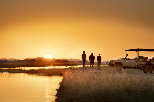 nyamatusi camp sundowner bij rivier.png