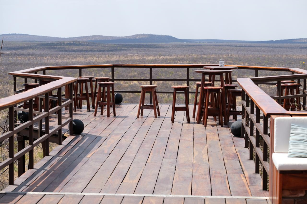etosha safari camp uitzicht platform.png