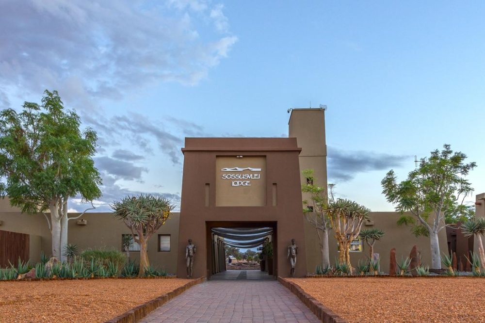 sossusvlei lodge voorkant.png