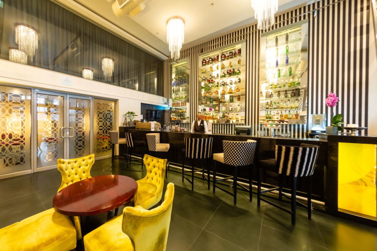 doubletree by hilton cape town – upper eastside bar.jpg