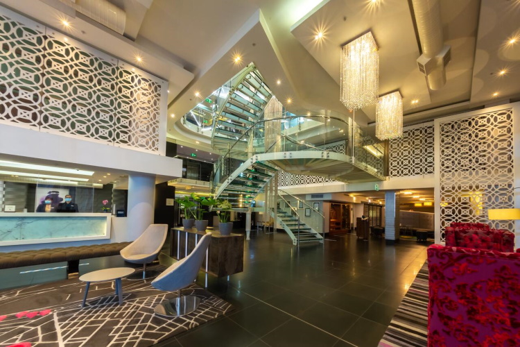 doubletree by hilton cape town – upper eastside lounge.jpg