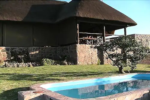 mondjila safari camp tuin.jpg