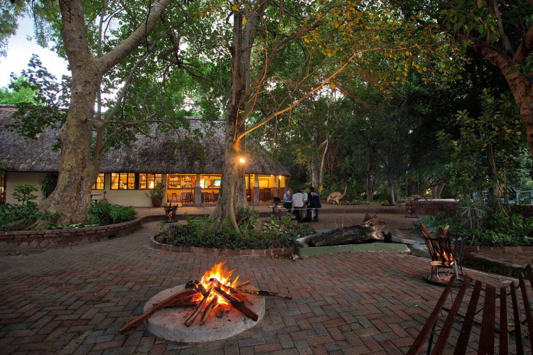 island safari lodge terrein.jpg