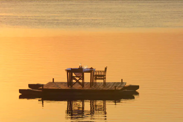 tongabezi lodge river op water dineren.jpg