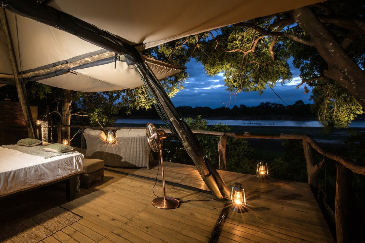 shawa luangwa camp kamer avond.jpg