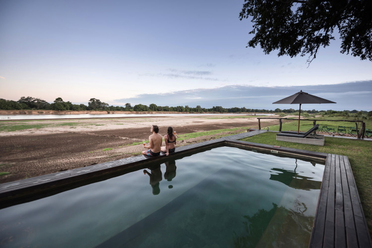 shawa luangwa camp zwembad.jpg