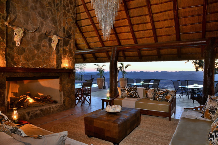 shashani matobo hills lodge lounge met openhaard.jpg