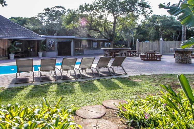 ezulwini game lodge zwembad met ligstoelen.jpg