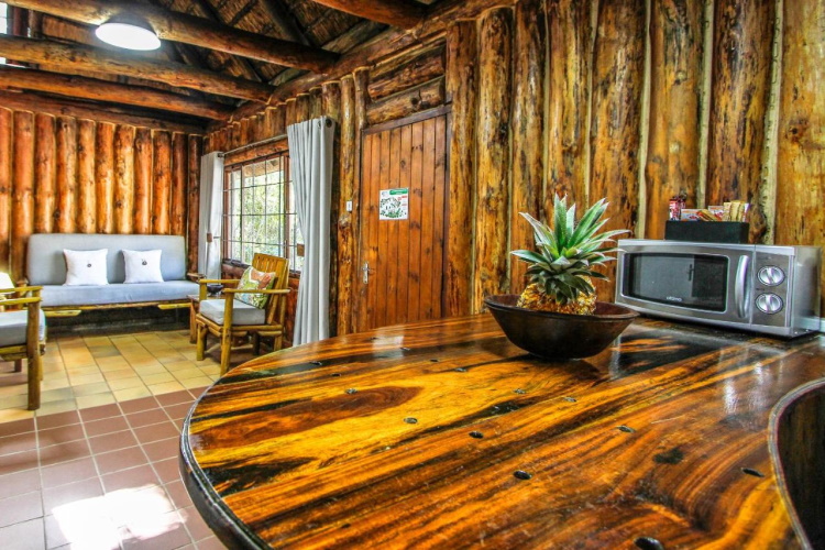 ezulwini game lodge chalet van binnen.jpg