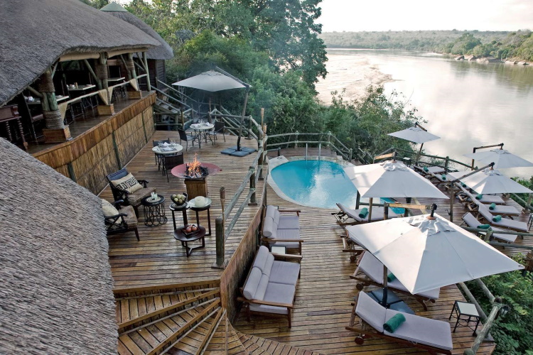 serena mivumo river lodge zwembad.jpg