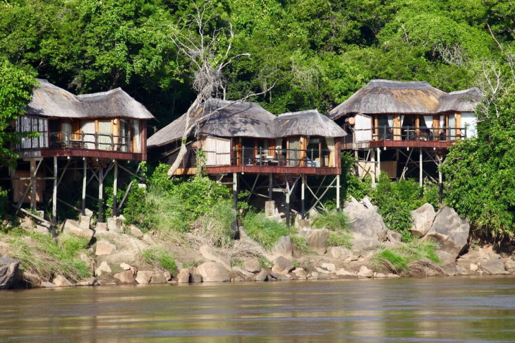 serena mivumo river lodge uitzicht kamers vanaf rivier.jpg