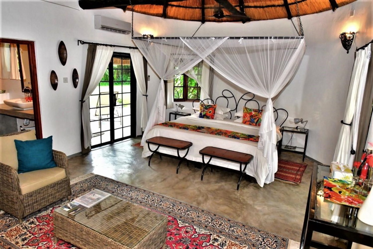 waterberry zambezi lodge cottages binnen.jpg