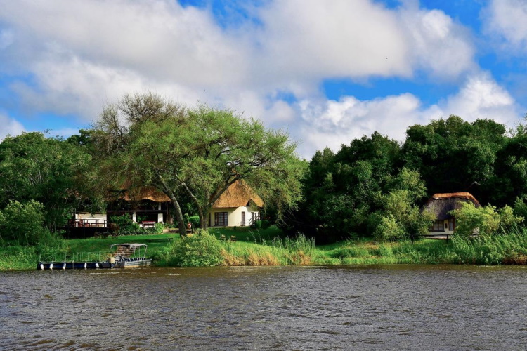 waterberry zambezi lodge uitzichty vanaf rivier.jpg