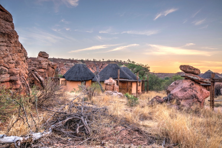 leokwe camp huisjes omgeving.jpg