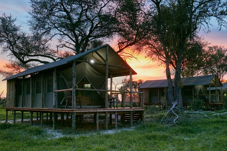 mogogelo camp tent buiten.jpg