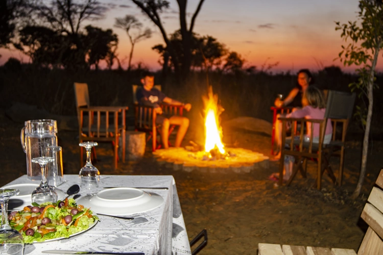 camp silwane tented eten bij het kampvuur.webp