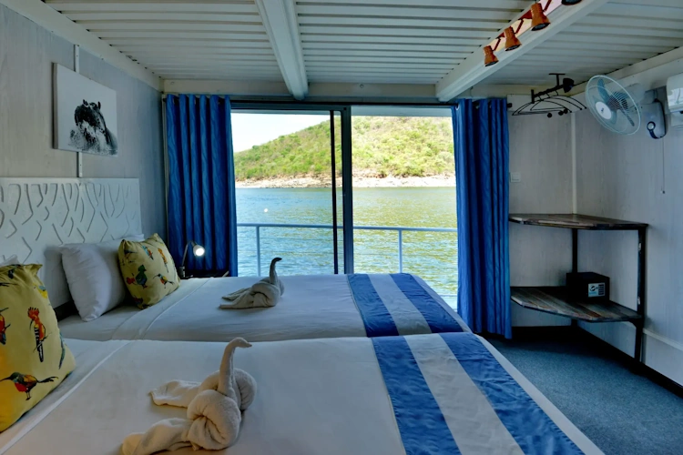 sovereign houseboat 004.webp