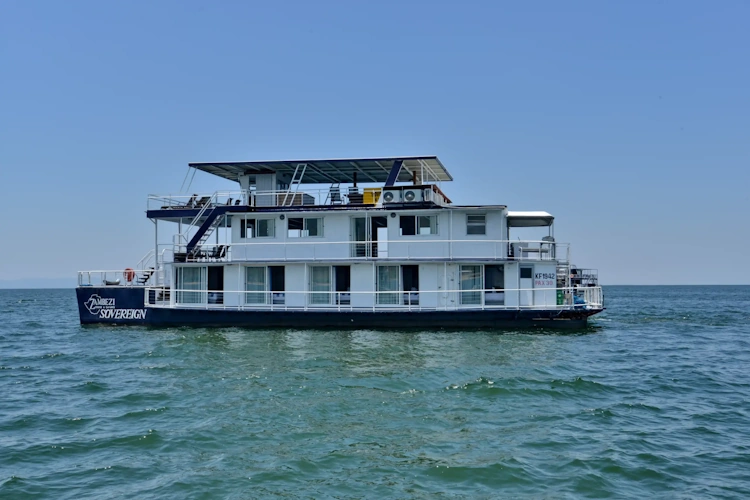 sovereign houseboat 009.webp