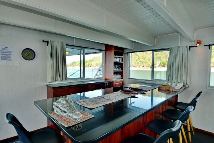 sovereign houseboat 005.webp