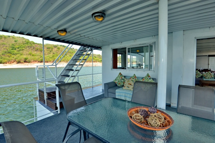 sovereign houseboat 008.webp