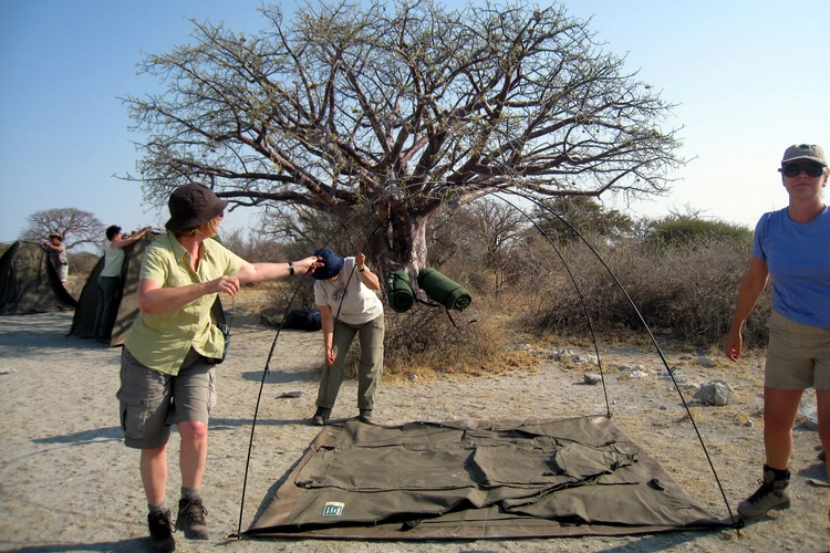 kampeersafari zimbabwe en botswana tent opzetten 2002.webp