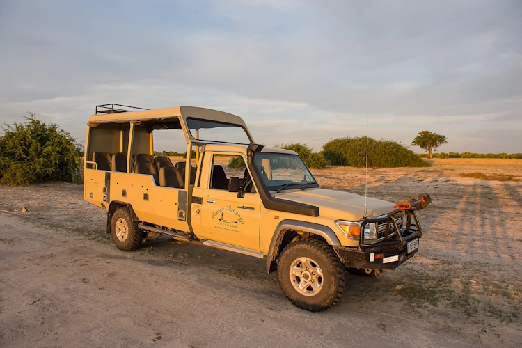 wildkamperen in botswana 002 klein landcruiser.webp